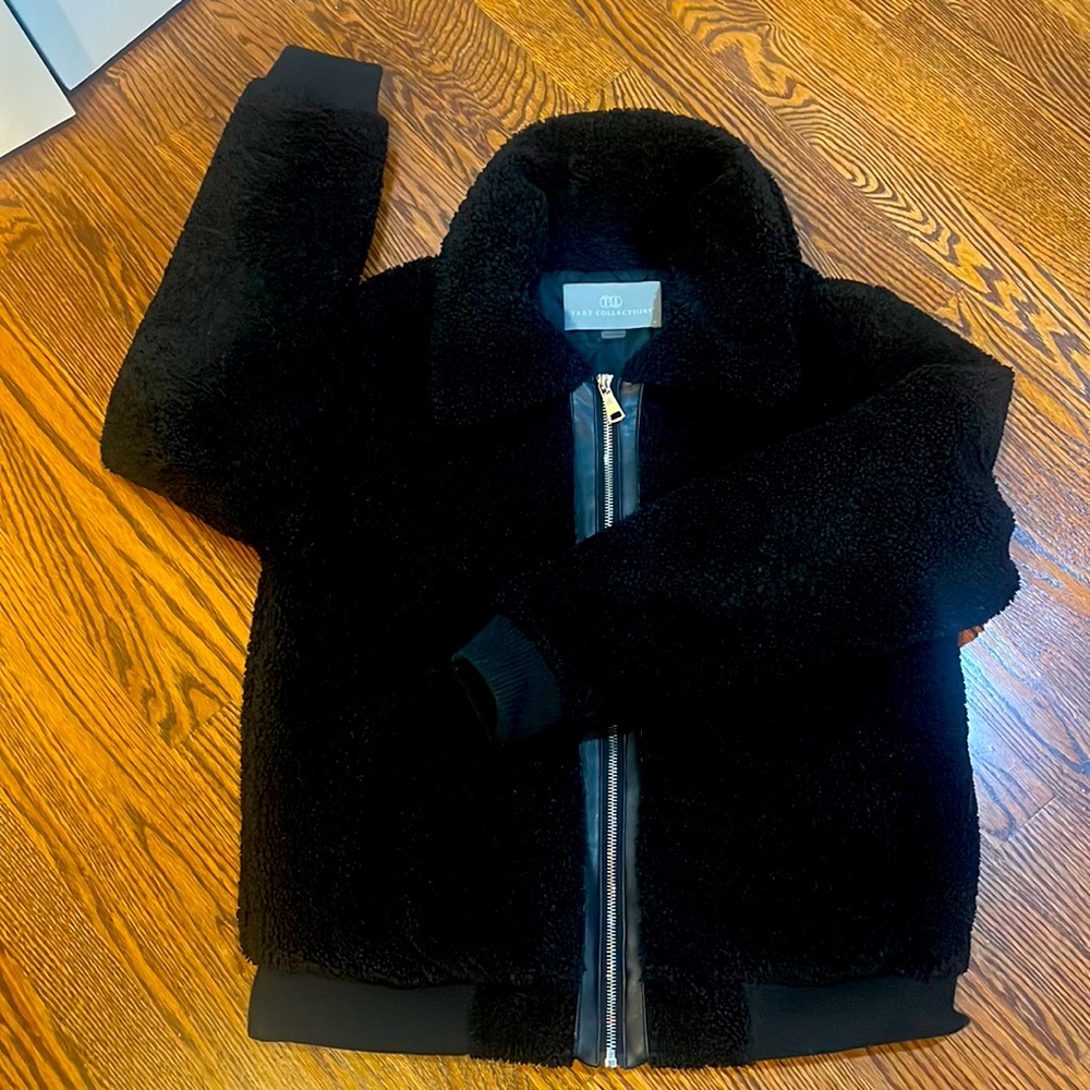 Size M faux fur/faux leather trim bomber jacket-SAM inspired. Hardly worn. Warm